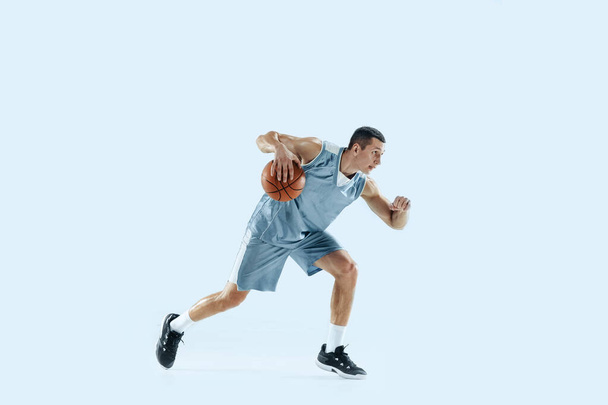 Jovem jogador de basquete caucasiano contra fundo estúdio branco
 - Foto, Imagem