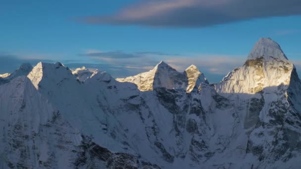 日の出時に海士達の山。島峰の頂上からの眺め。ネパールのヒマラヤ - 映像、動画