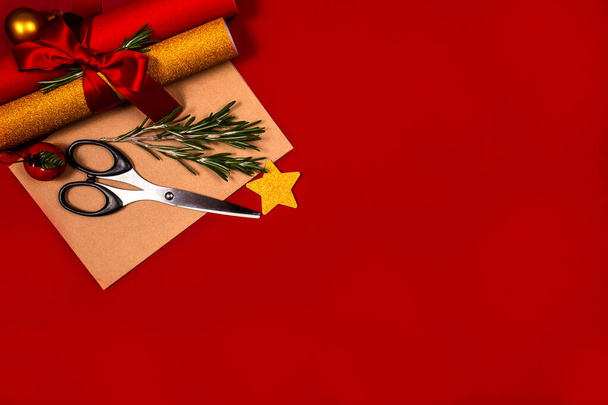 Різдвяні пакувальні рулони, декор і ножиці. Дій
. - Фото, зображення