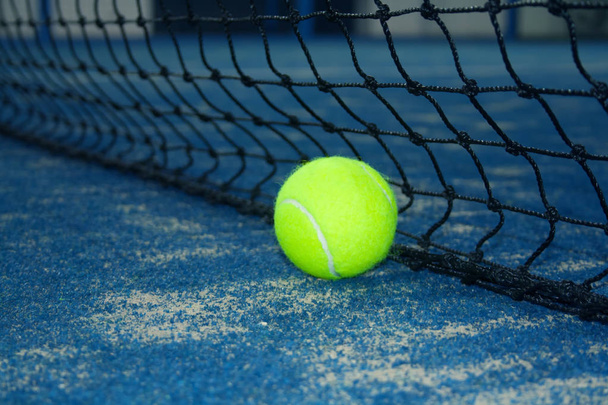 Pista de tenis con pelota de tenis de cerca
 - Foto, imagen