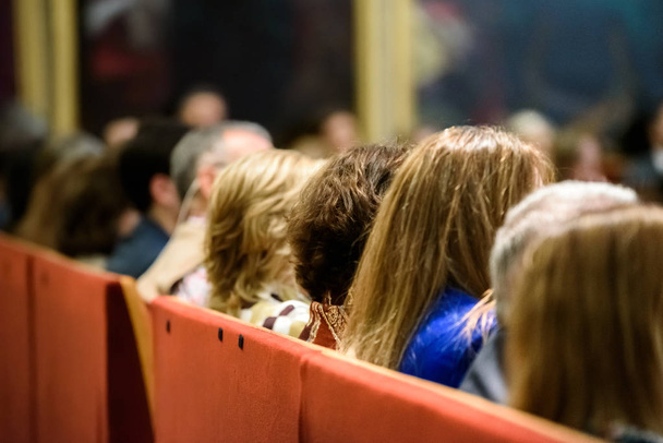 Mulheres feministas assistir a uma palestra sentado em uma sala de conferências, a partir de
  - Foto, Imagem