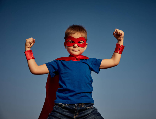 Superheldenkind (Junge) vor blauem Himmel - Foto, Bild