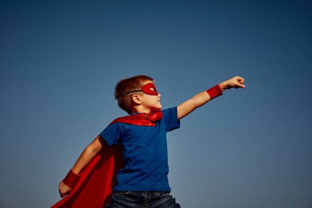 Σούπερ ήρωας παιδί (αγόρι) ενάντια στον γαλάζιο ουρανό - Φωτογραφία, εικόνα