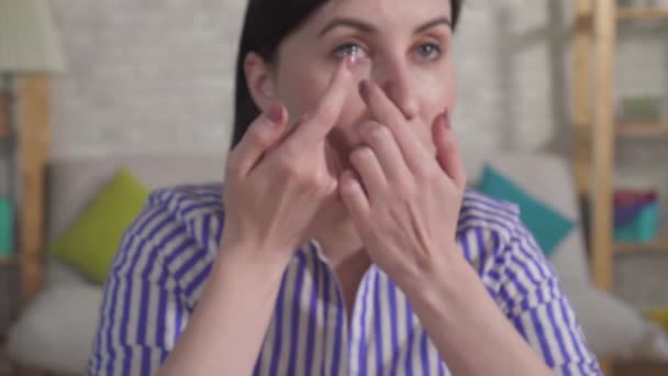 young woman has difficulty putting on contact lenses - Footage, Video