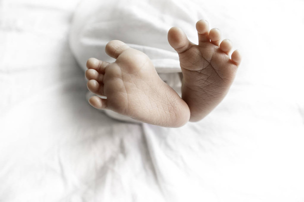 Nahaufnahme barfuß von asiatischen Neugeborenen. - Foto, Bild