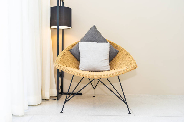 Подушка на дивані стілець прикраса
 - Фото, зображення
