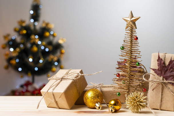 Karácsonyi dekoráció a fa asztal felett. Karácsonyi homályos háttér. - Fotó, kép