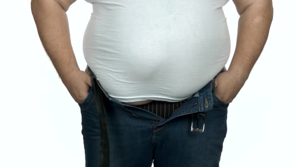 Tlustý muž s velkým břichem na bílém pozadí. - Záběry, video