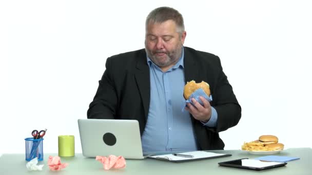 Overgewicht zakenman eten junk food. - Video