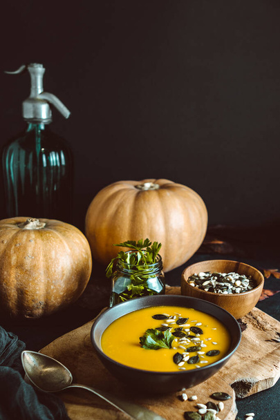 Натюрморт тыквенный суп, натуральная тыква, семена тыквы и осенние листья
 - Фото, изображение