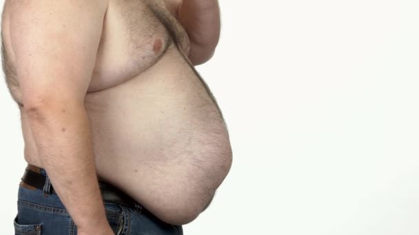 Mann mit dickem Bauch isst Burger, Kopierraum. - Filmmaterial, Video