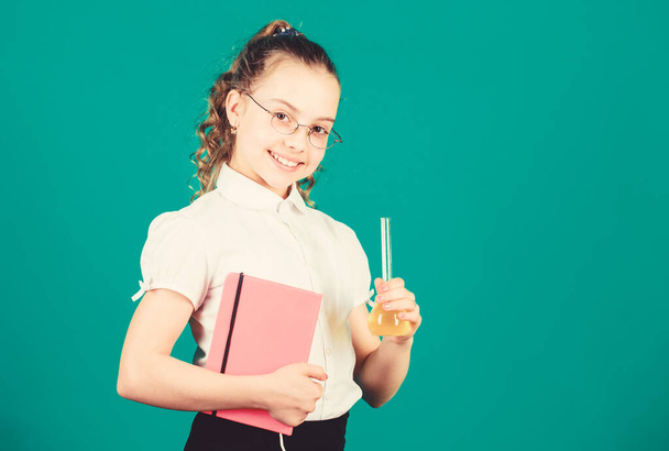 Chemistry lesson. Educative experiment. Chemistry fun. Knowledge day. Schoolgirl with colorful chemical liquids. Having fun with chemistry. Education concept. Safety measures. Small kid study - Fotoğraf, Görsel