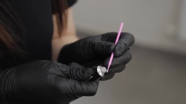 Esthéticienne professionnelle dans un salon de beauté applique du gel sur un outil de plastification des cils
. - Séquence, vidéo