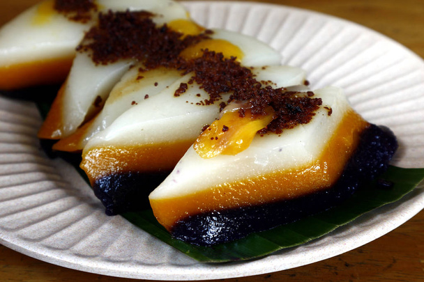 Kawałki safiny Sapin lub warstwowego ryżu klejonego z mlekiem kokosowym - Zdjęcie, obraz