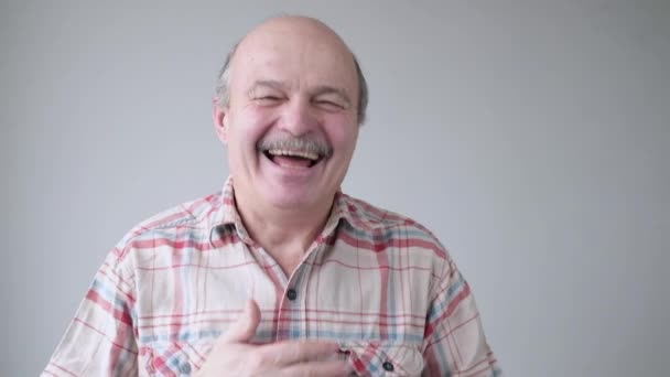 Usmívající se 90 letý starší starší pohledný muž portrét - Záběry, video