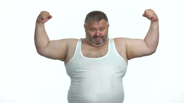 Hombre obeso mostrando bíceps sobre fondo blanco
. - Metraje, vídeo