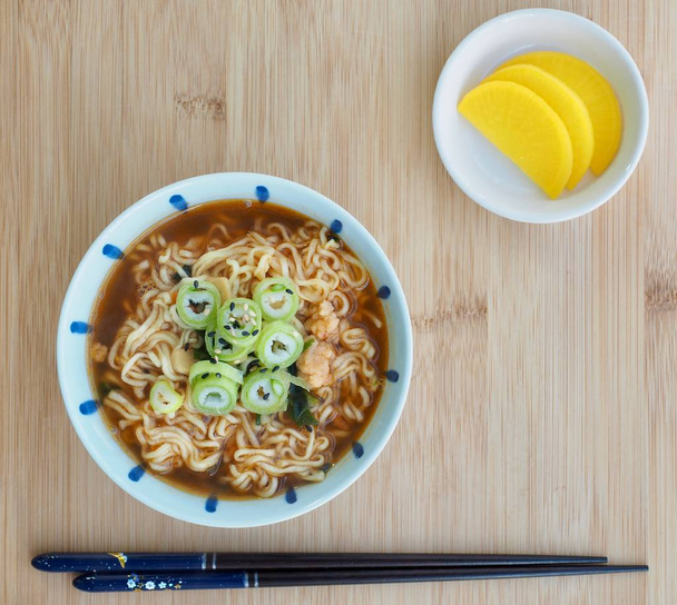 Aziatisch eten ramen en gebeitst radijs en witte rijst - Foto, afbeelding