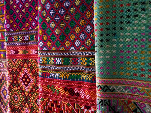 Tela de seda de patrón tailandés, telas tejidas a mano de tela de seda tailandesa
 - Foto, Imagen