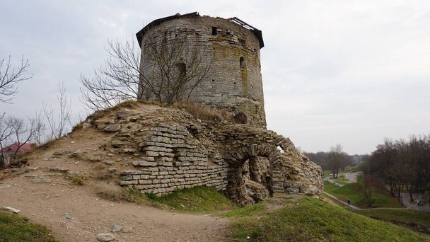 Temples of the Pskov architectural school. The complex of fortifications of Okolny city, The rattle tower - Foto, Bild