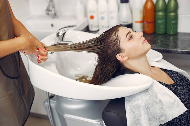 Woman washing head in a hairsalon - Foto, Bild