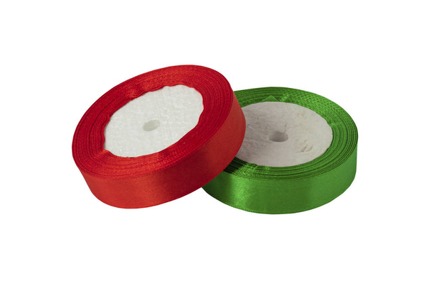 Roll σατέν κορδέλα για διακόσμηση δώρων σε λευκό φόντο. Μεταξωτή και σατέν κορδέλα σε κόκκινο και πράσινο χρώμα - Φωτογραφία, εικόνα
