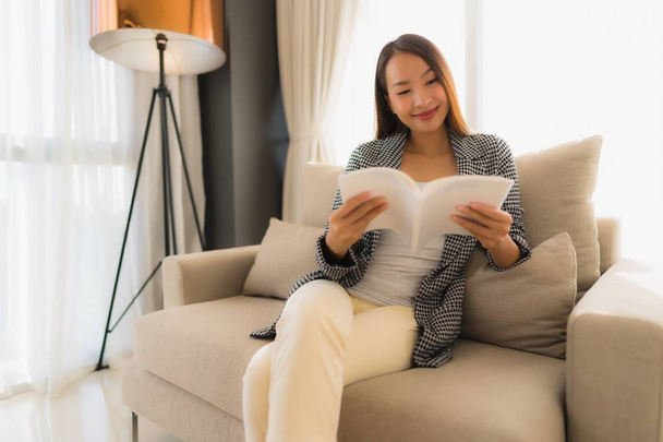 Retrato bonito jovem asiático mulheres leitura livro e sentado no
 - Foto, Imagem