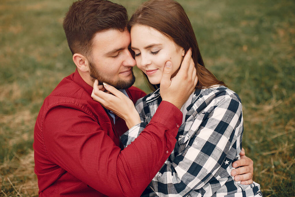 Beautiful couple spend time in a summer park - Valokuva, kuva