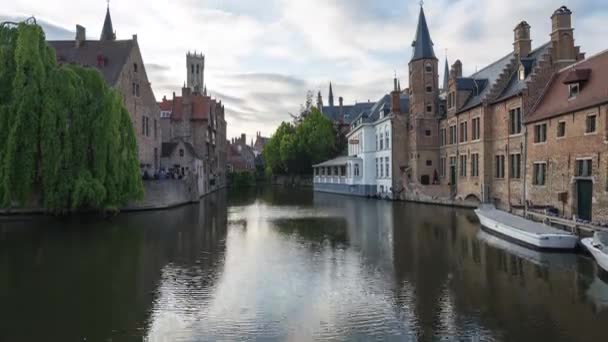 Bruges ufuk çizgisinin ve Bruges, Belçika 'da kanalın hızlandırılmış videosu. - Video, Çekim