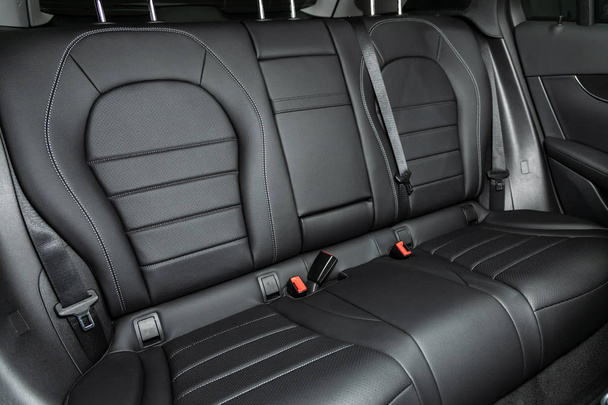 Δερμάτινη εσωτερική διακόσμηση, καθίσματα συνοδηγού και οδηγού με ζώνη ασφαλείας. - Φωτογραφία, εικόνα