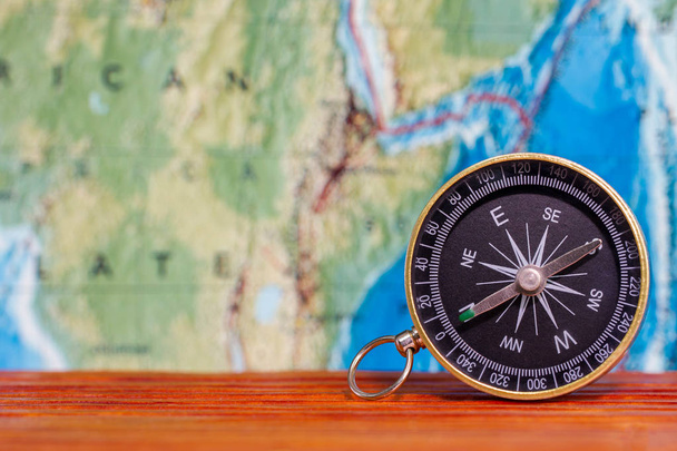 Kompas na mapie i pomysły na podróż. - Zdjęcie, obraz