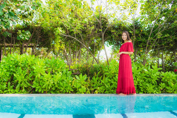 Ritratto bella giovane donna asiatica rilassarsi tempo libero in piscina p
 - Foto, immagini
