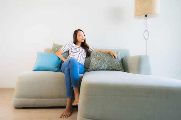 Ritratto bella giovane donna asiatica sorriso felice sul divano
 - Foto, immagini