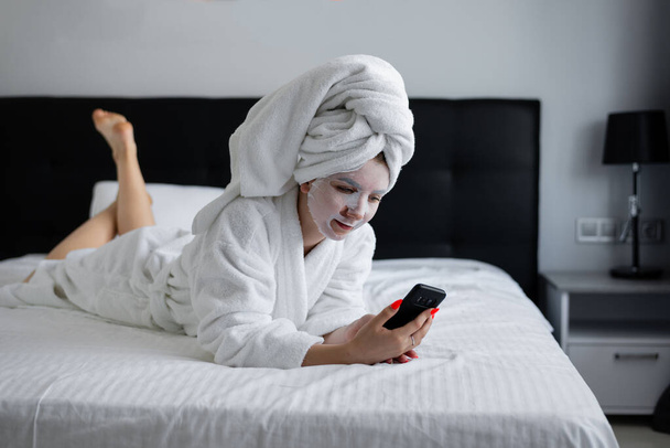 la mujer se aplicó una toallita cosmética antienvejecimiento en la cara. tono y frescura en la mañana
. - Foto, Imagen
