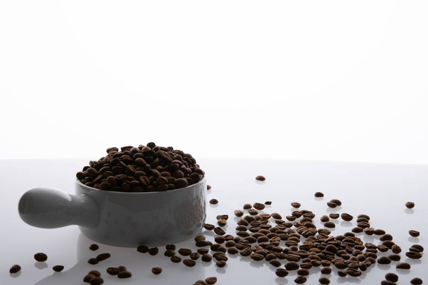 Jar повний насіння кави whute фон
 - Фото, зображення