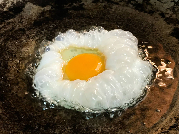 Κοντινό πλάνο τηγανιτών αυγών σε τηγάνι - Φωτογραφία, εικόνα