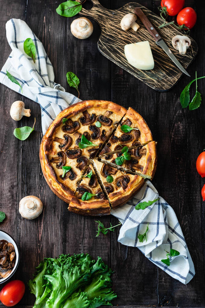Желейный пирог с мясом и грибами на картофельном тесте
 - Фото, изображение