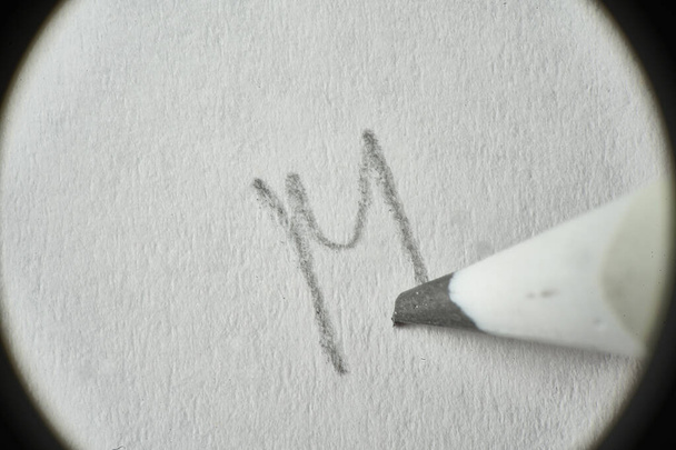 Рука зморщена олівцем Літером М. Макро. - Фото, зображення