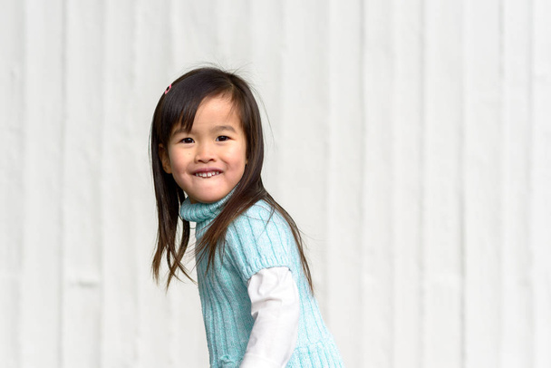 Divertimento amorevole giocoso graziosa piccola ragazza asiatica
 - Foto, immagini