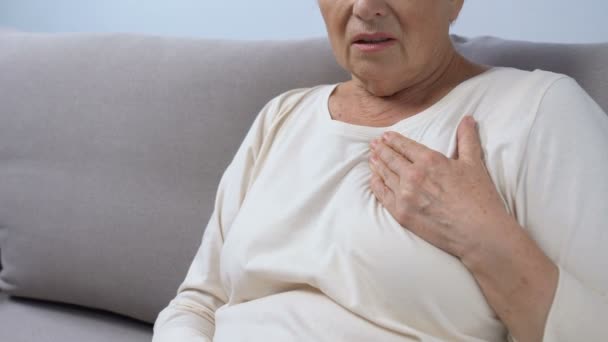Starší žena trpící bolestí na hrudi užívající léky proti bolesti, rizikem srdečního infarktu - Záběry, video