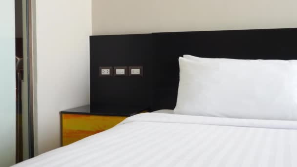 imágenes del dormitorio amueblado de lujo en el hotel - Imágenes, Vídeo