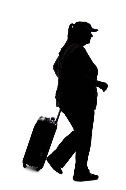 Silhouette görbe női utas vár sorban poggyász elszigetelt fehér háttér - Fotó, kép