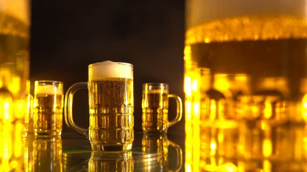 ομάδα ποτήρι μπύρα με αέρα κυμαινόμενο φυσαλίδες, χρυσό χρώμα τόνος σε μαύρο φόντο. - Πλάνα, βίντεο