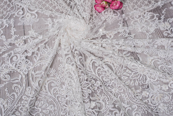 Fondo de madera blanca con flores de primavera blancas rosas y cinta de encaje. Feliz día de las mujeres. La textura del encaje sobre fondo de madera. - Foto, imagen
