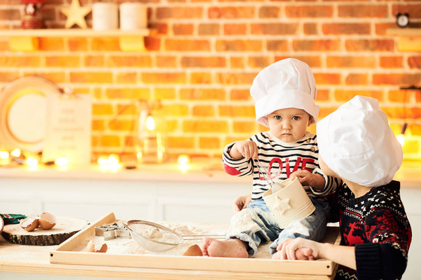 Children are cooked and played with flour and dough in the kitch - Fotoğraf, Görsel