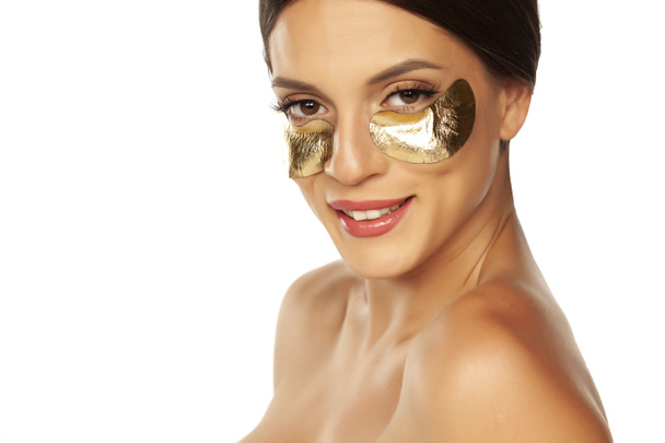 Jovem bela mulher posando com manchas douradas sob seus olhos
  - Foto, Imagem