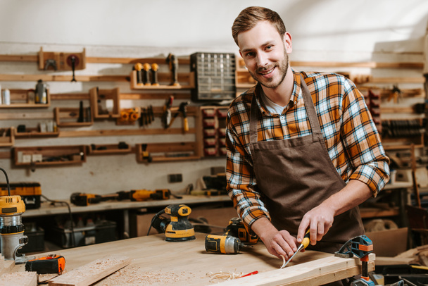 carpintero barbudo feliz talla madera en taller
  - Foto, Imagen