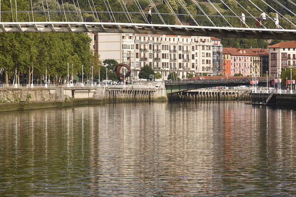 Bilbao rzeki nerwów i tradycyjnych budynków mostów. Turystyka  - Zdjęcie, obraz