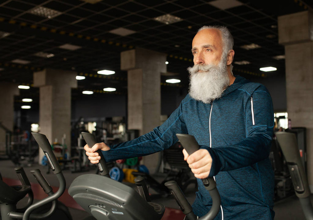 Bearded Senior Man On Running Machine In Gym. Treadmill.  - Foto, Imagem