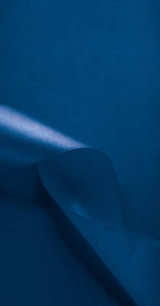 Abstract zijden lint op koningsblauwe achtergrond, exclusieve luxe  - Foto, afbeelding
