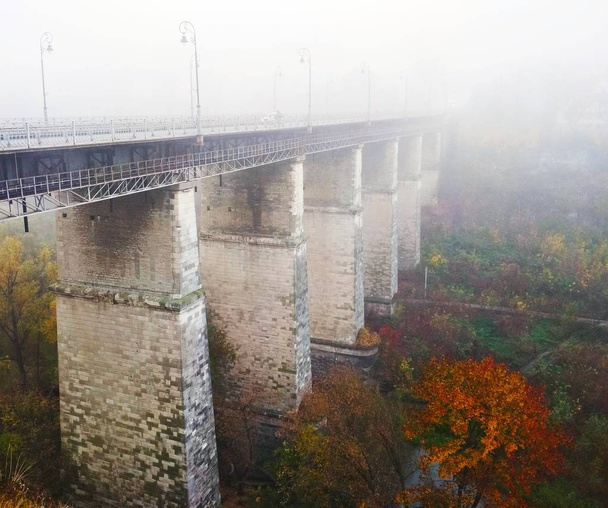 Most do Starego Miasta nad kanionem w nudny mglisty dzień, Kamenets-Podolsky, Ukraina - Zdjęcie, obraz